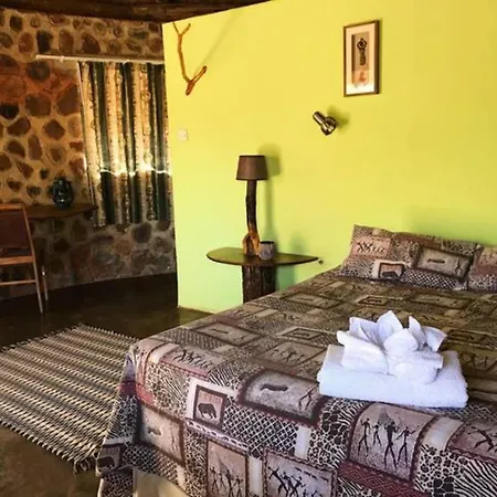 Charming Bush Chalet: Eco-Retreat Near Victoria Falls
